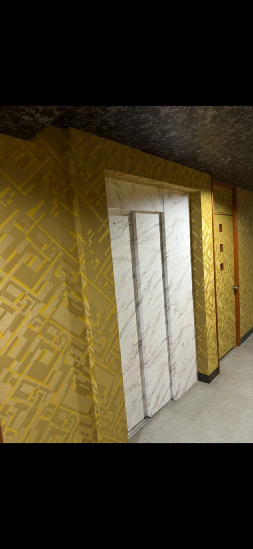 旅館　エレベーター前